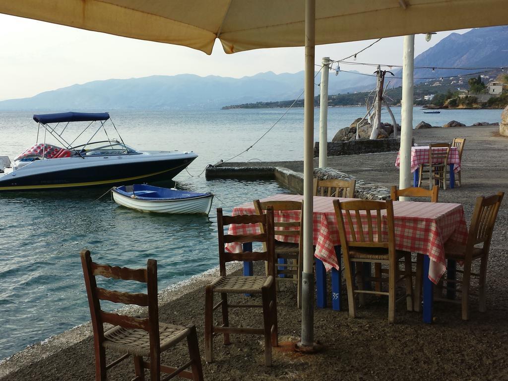 Messinian Blue Seaside Villa Kalamata Esterno foto